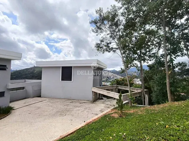 Casa com 219m² 4 quartos e 4 banheiros, à venda, no bairro Golfe em Teresópolis