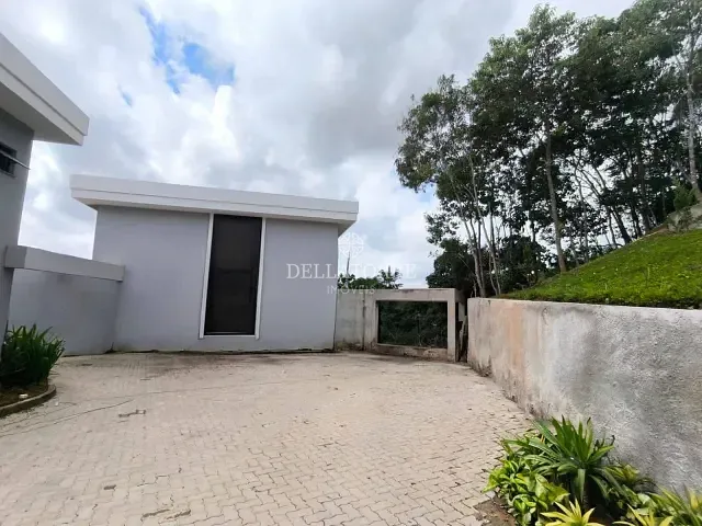 Casa com 219m² 4 quartos e 4 banheiros, à venda, no bairro Golfe em Teresópolis