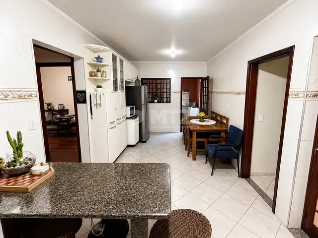 Casa com 250m² 4 quartos e 2 banheiros, à venda, no bairro Jardim Cristina em Botucatu