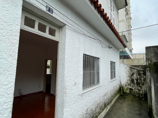 Casa 2 quartos e 1 banheiro, para alugar, no bairro Praça Seca em Rio de Janeiro
