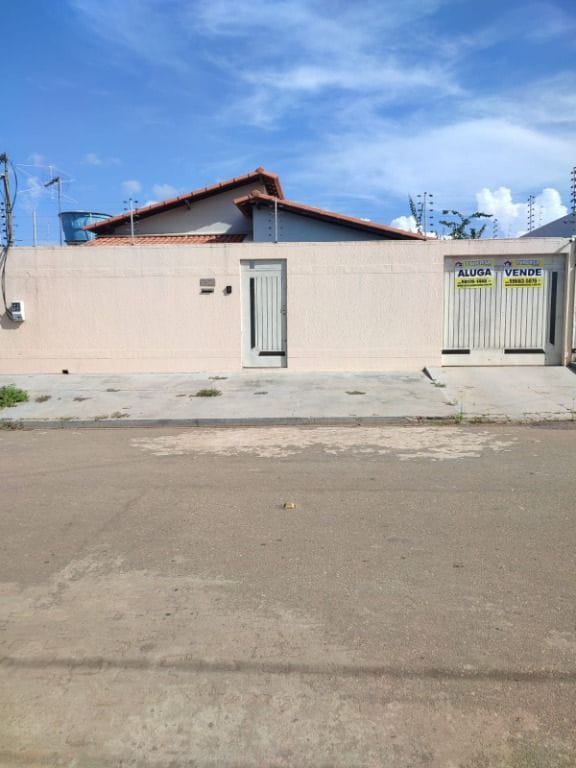 Casa à venda com 3 quartos, 200m² - Foto 1