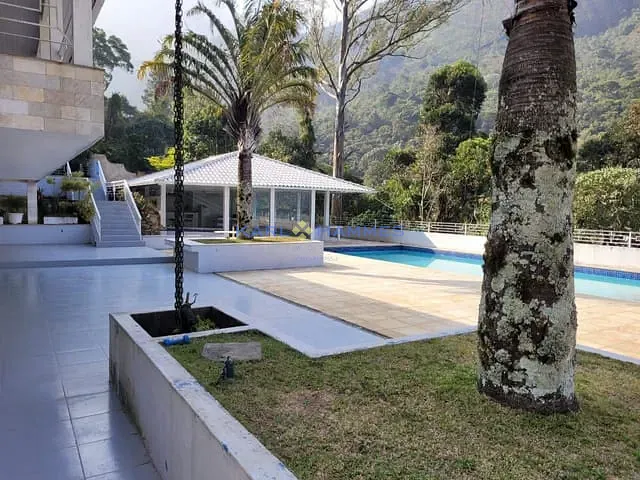 Casa com 13000m² 4 quartos e 3 banheiros, à venda, no bairro Retiro em Petrópolis