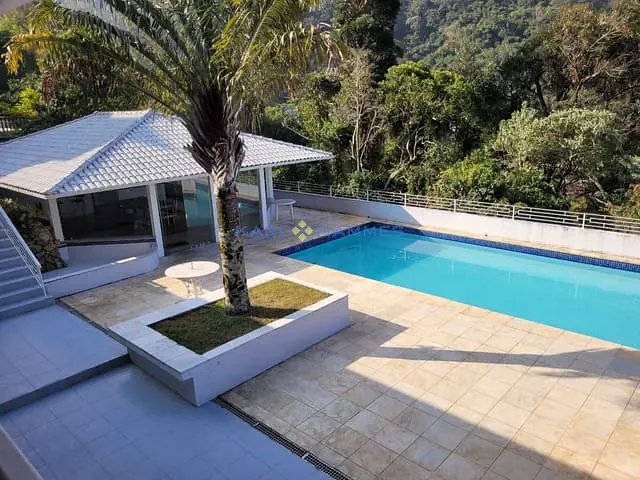 Casa com 13000m² 4 quartos e 3 banheiros, à venda, no bairro Retiro em Petrópolis