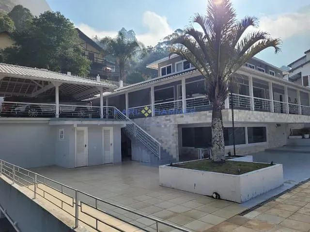 Casa com 13000m² 4 quartos e 3 banheiros, à venda, no bairro Retiro em Petrópolis