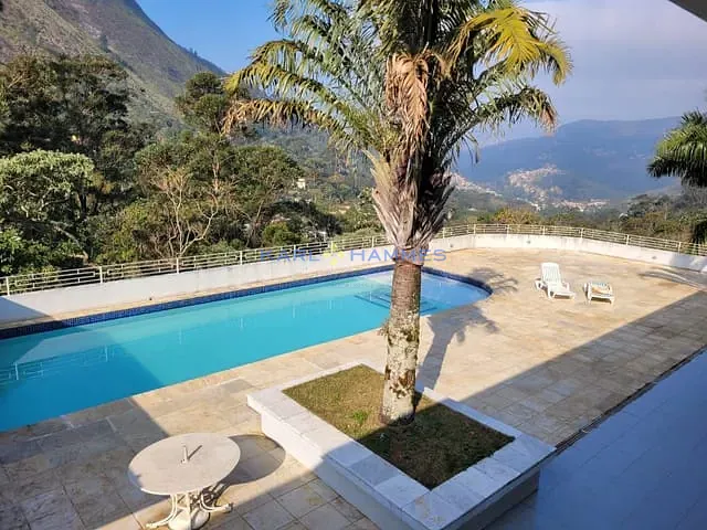 Casa com 13000m² 4 quartos e 3 banheiros, à venda, no bairro Retiro em Petrópolis