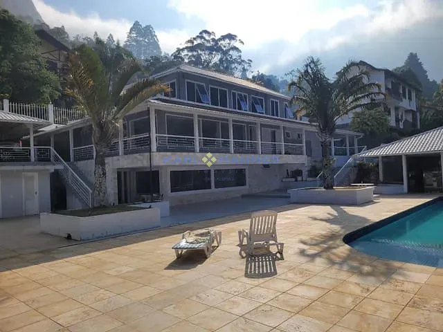 Casa com 13000m² 4 quartos e 3 banheiros, à venda, no bairro Retiro em Petrópolis