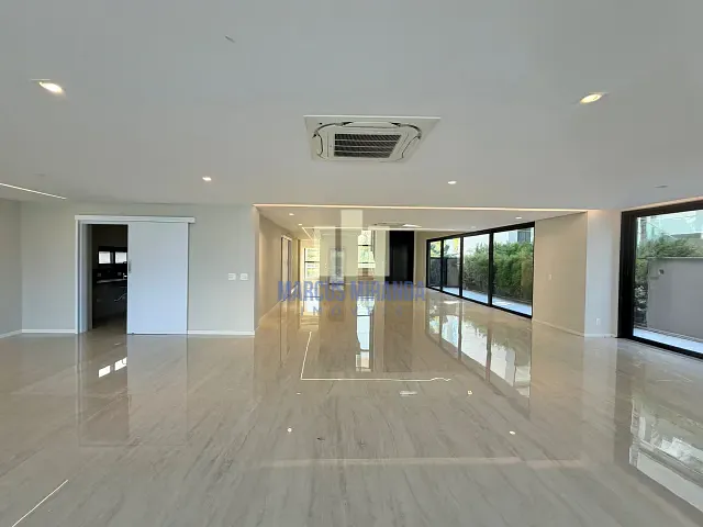 Casa com 876m² 5 quartos e 8 banheiros, à venda, no bairro Barra da Tijuca em Rio de Janeiro