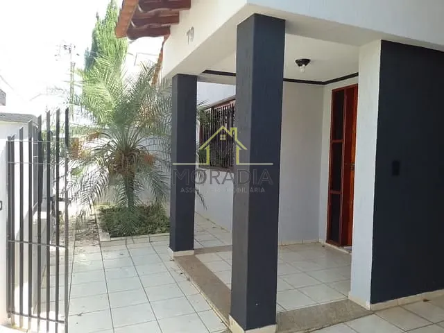 Casa com 250m² 4 quartos e 3 banheiros, à venda, no bairro Jardim Nova Guaxupé em Guaxupé