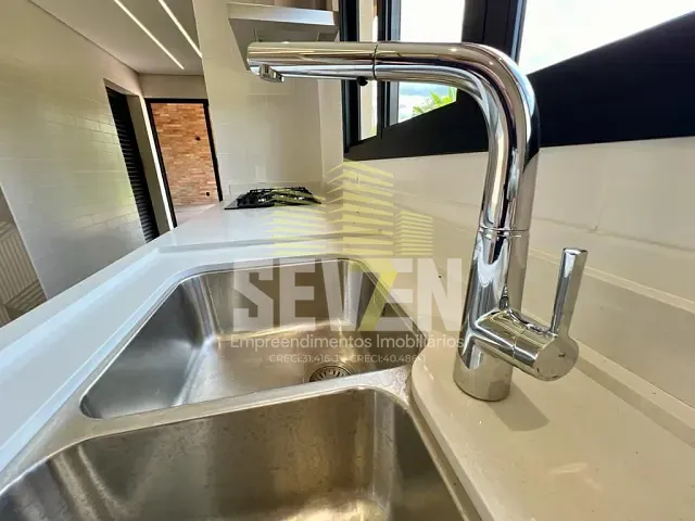 Casa com 3000m² 5 quartos e 4 banheiros, à venda, no bairro Jardim Shangri-Lá em Bauru