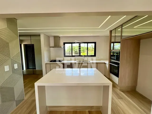 Casa com 3000m² 5 quartos e 4 banheiros, à venda, no bairro Jardim Shangri-Lá em Bauru