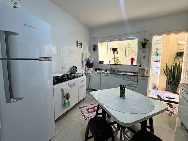 Casa 2 quartos e 3 banheiros, à venda, no bairro Vila Operária 2 em Apucarana