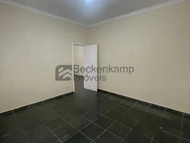 Casa 3 quartos e 2 banheiros, para alugar, no bairro Jardim Amália em Volta Redonda