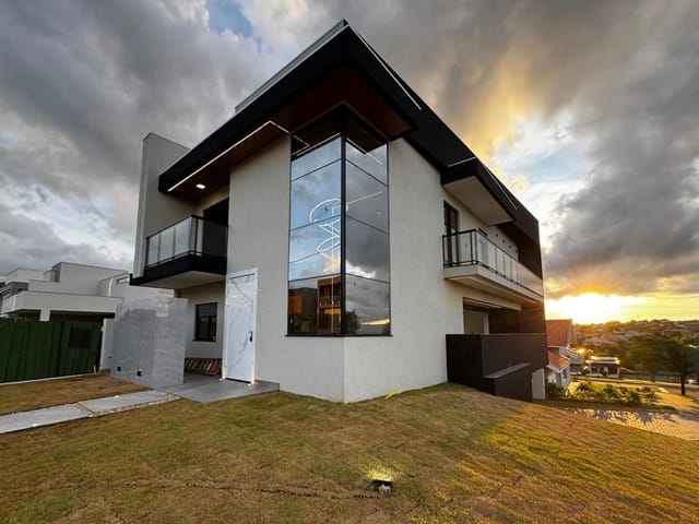 Casa com 317m² 5 quartos e 7 banheiros, à venda, no bairro Conjunto Habitacional Alexandre Urbanas em Londrina