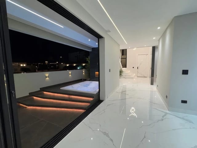 Casa com 317m² 5 quartos e 7 banheiros, à venda, no bairro Conjunto Habitacional Alexandre Urbanas em Londrina