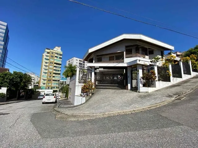 Casa 5 quartos e 5 banheiros, à venda, no bairro Centro I em Brusque