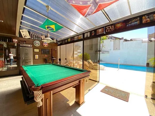 Casa 5 quartos e 5 banheiros, à venda, no bairro Centro I em Brusque