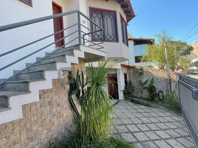 Casa 4 quartos e 3 banheiros, à venda ou para alugar, no bairro Jardim Amália em Volta Redonda