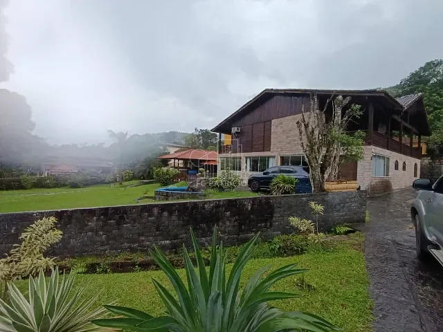 Casa com 1200m² 4 quartos e 2 banheiros, à venda ou para alugar, no bairro Limoeiro em Guapimirim