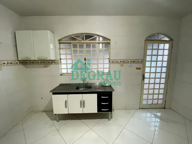 Casa 3 quartos e 2 banheiros, para alugar, no bairro Vila Santana em Itapeva