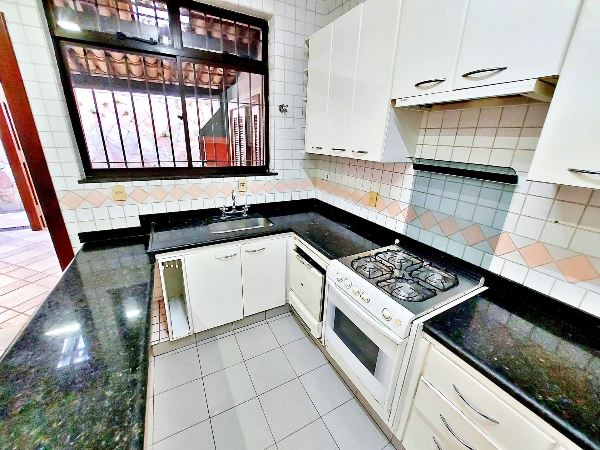 Casa à venda com 3 quartos, suíte, hidromassagem e espaço gourmet no Bairro Padre Eustáquio em Belo Horizonte-MG.