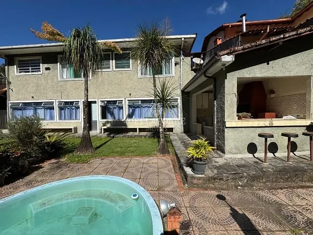 Casa com 500m² 5 quartos e 6 banheiros, à venda, no bairro Parque do Ingá em Teresópolis
