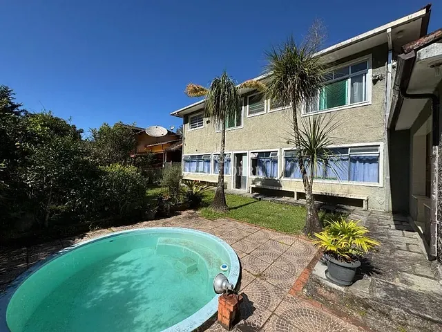 Casa com 500m² 5 quartos e 6 banheiros, à venda, no bairro Parque do Ingá em Teresópolis