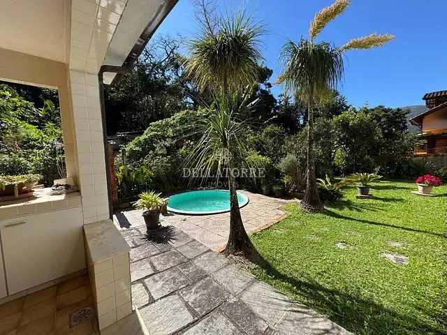 Casa com 500m² 5 quartos e 6 banheiros, à venda, no bairro Parque do Ingá em Teresópolis