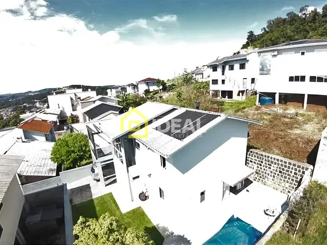 Casa 4 quartos e 2 banheiros, à venda, no bairro Nações em Concórdia