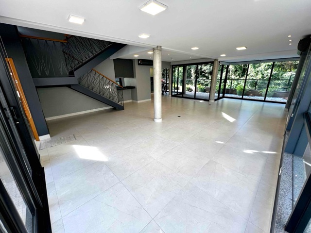 Casa com 390m² 4 quartos e 4 banheiros, à venda, no bairro Vivendas do Arvoredo em Londrina