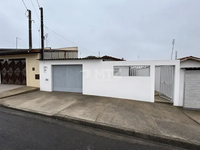 Casa com 180m² 3 quartos e 1 banheiro, à venda, no bairro Conjunto Habitacional Engenheiro Francisco Blasi em Botucatu