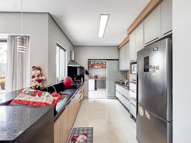 Casa com 10m² 3 quartos e 3 banheiros, à venda, no bairro Esperança em Londrina