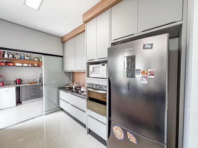 Casa com 10m² 3 quartos e 3 banheiros, à venda, no bairro Esperança em Londrina