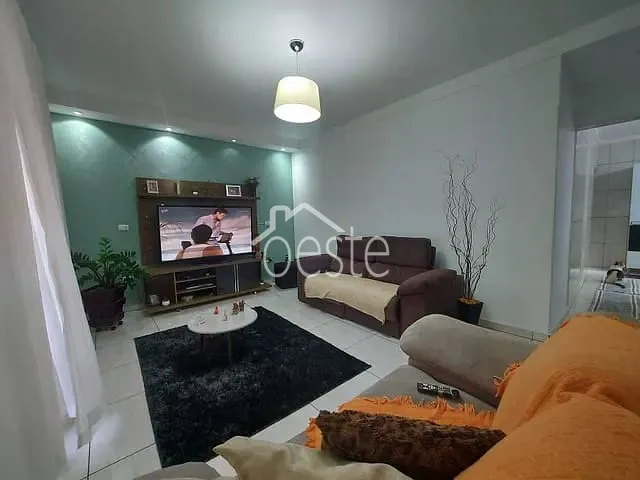 Casa com 250m² 3 quartos e 2 banheiros, à venda, no bairro Jardim São Francisco em Santa Bárbara D'Oeste
