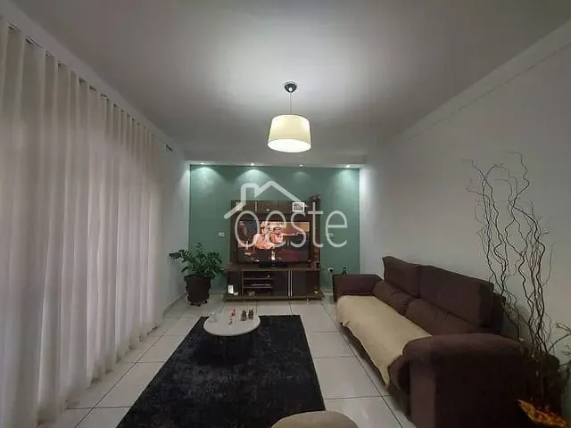 Casa com 250m² 3 quartos e 2 banheiros, à venda, no bairro Jardim São Francisco em Santa Bárbara D'Oeste