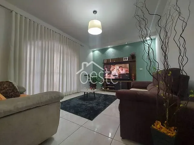 Casa com 250m² 3 quartos e 2 banheiros, à venda, no bairro Jardim São Francisco em Santa Bárbara D'Oeste
