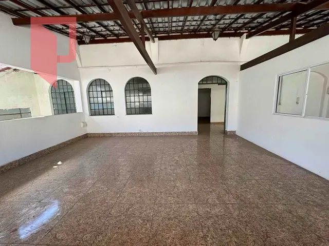 Casa com 180m², para alugar, no bairro Cachoeirinha em Belo Horizonte