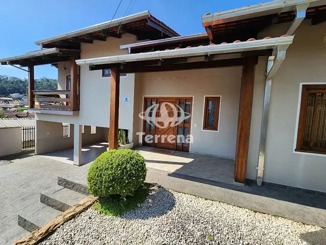 Casa com 326m² 4 quartos e 3 banheiros, para alugar, no bairro Velha em Blumenau