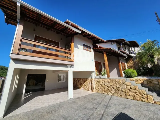 Casa com 326m² 4 quartos e 3 banheiros, para alugar, no bairro Velha em Blumenau