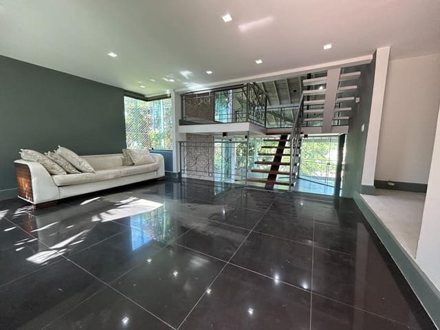 Casa com 980m² 4 quartos e 3 banheiros, à venda, no bairro Granja dos Cavaleiros em Macaé