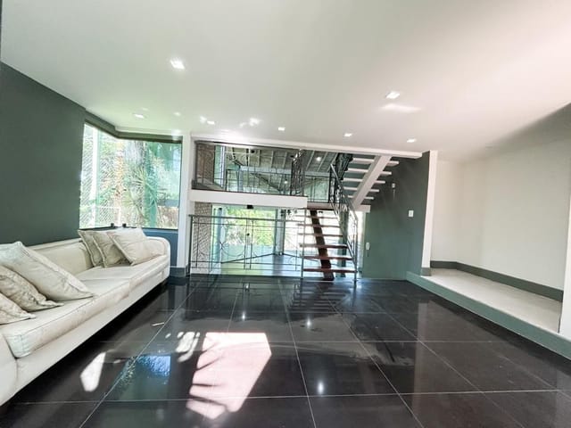 Casa com 980m² 4 quartos e 3 banheiros, à venda, no bairro Granja dos Cavaleiros em Macaé
