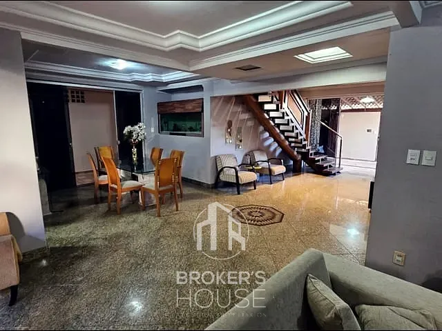 Casa 5 quartos e 7 banheiros, à venda, no bairro de Lourdes em Vitória