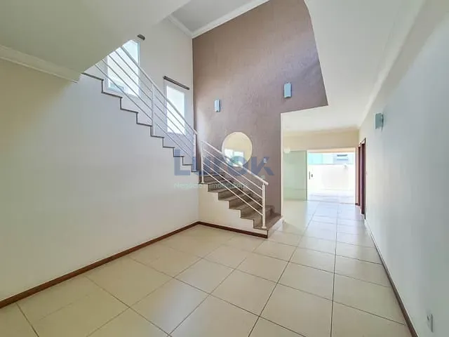 Casa 3 quartos e 4 banheiros, para alugar, no bairro Condomínio Portal do Jequitibá em Valinhos
