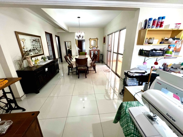 Casa com 360m² 5 quartos e 6 banheiros, à venda, no bairro Shangri-lá em Londrina