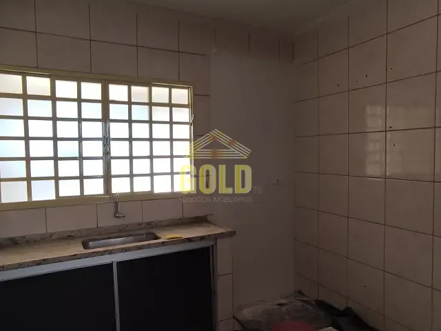 Casa 3 quartos e 2 banheiros, à venda, no bairro Jardim Guararapes em Londrina