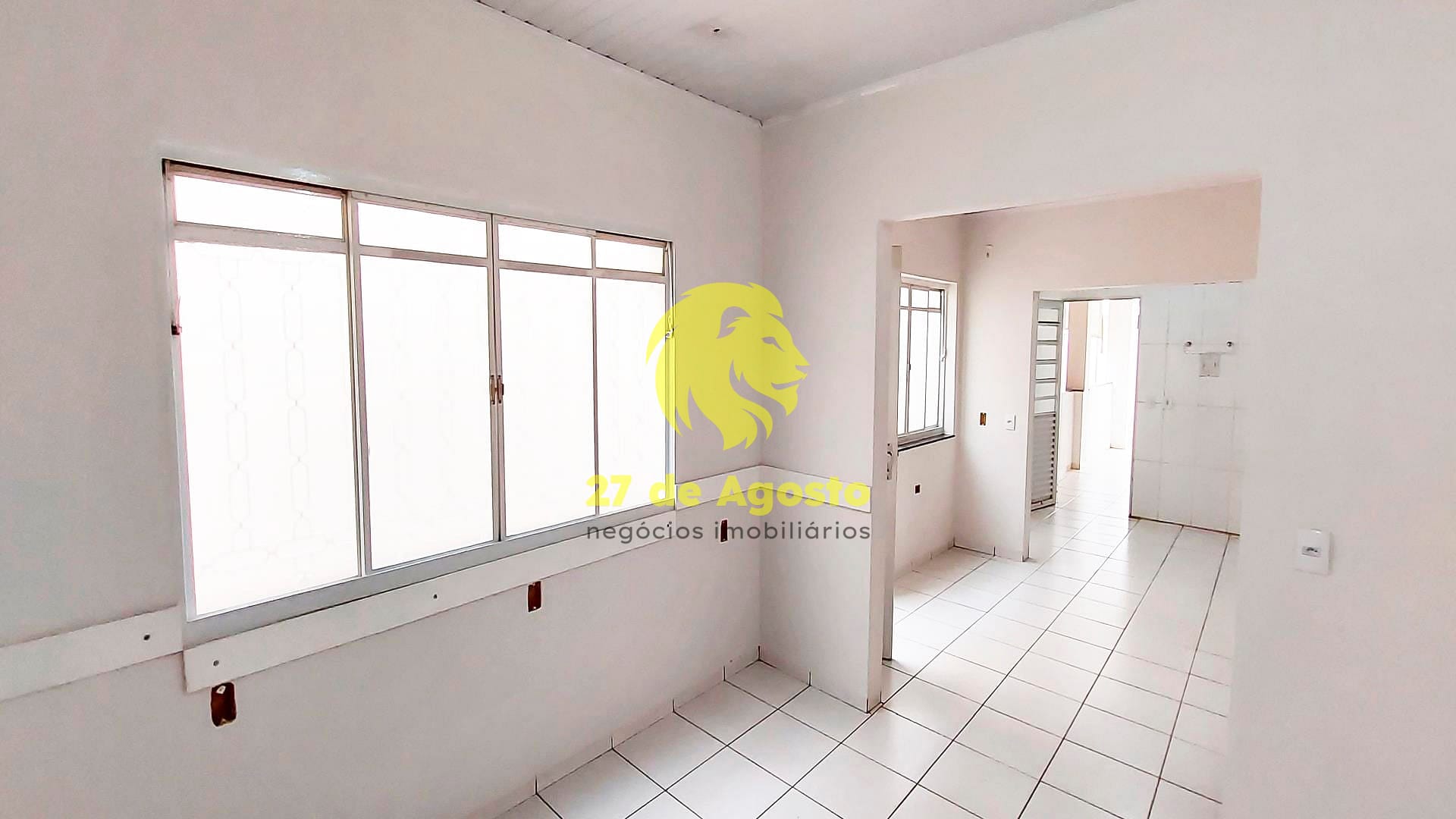 Casa à venda com 3 quartos, 300m² - Foto 1