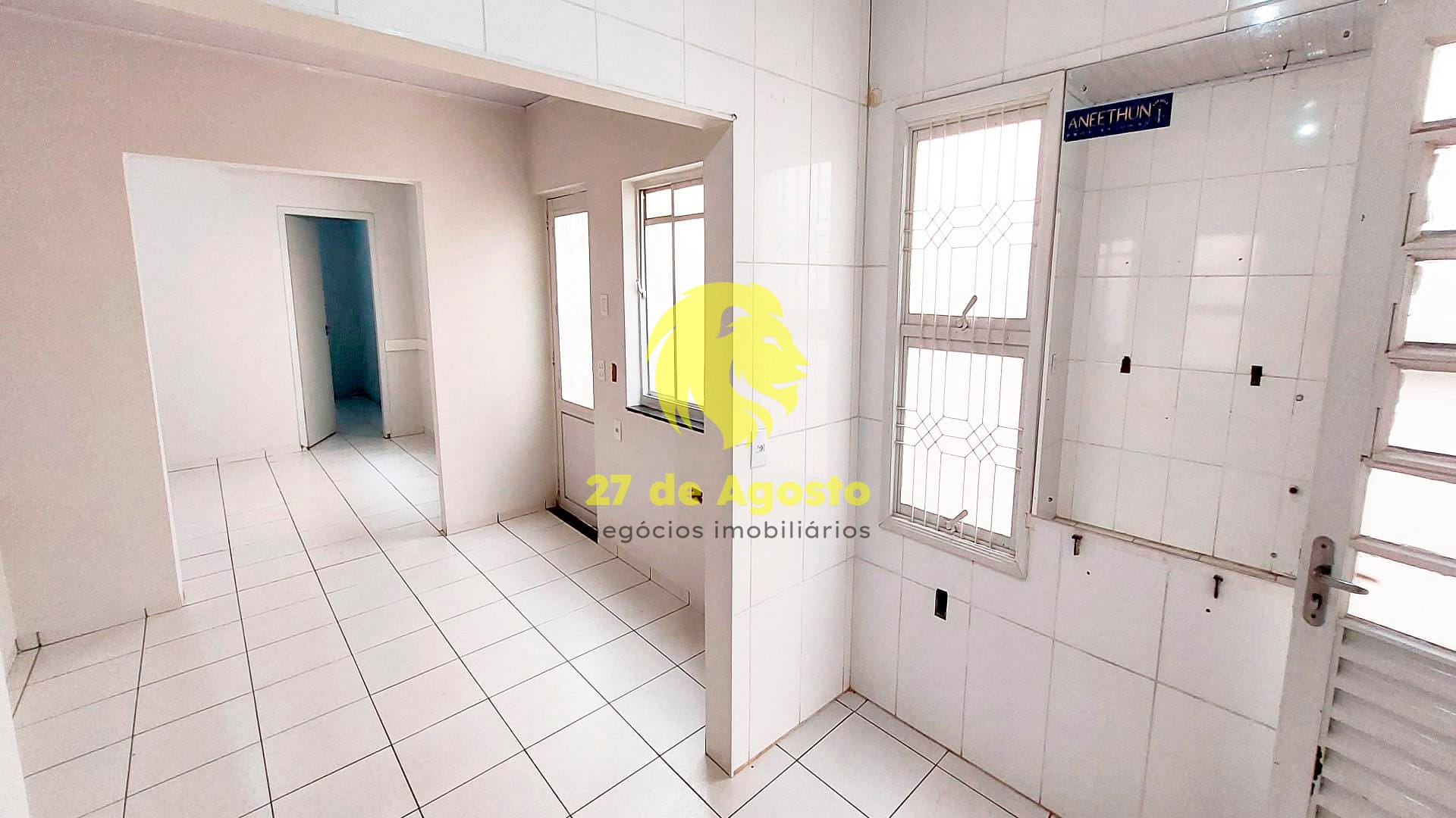 Casa à venda com 3 quartos, 300m² - Foto 2