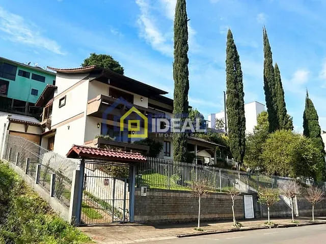 Casa 4 quartos e 4 banheiros, para alugar, no bairro Centro em Concórdia