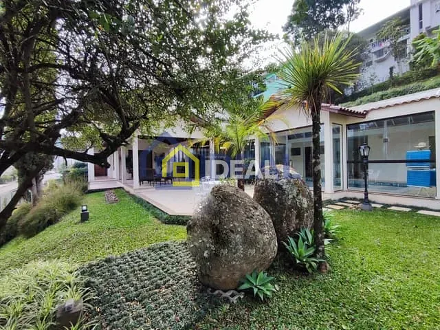 Casa 4 quartos e 4 banheiros, para alugar, no bairro Centro em Concórdia
