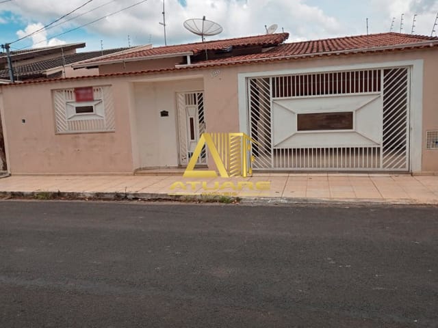 Casa com 166m² 3 quartos e 1 banheiro, à venda, no bairro SÃO CARLOS em Pouso Alegre
