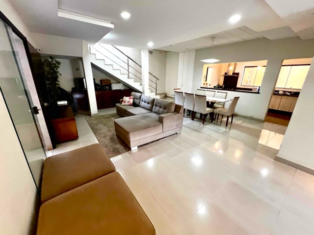 Casa com 309m² 3 quartos e 4 banheiros, à venda, no bairro Operária em Londrina
